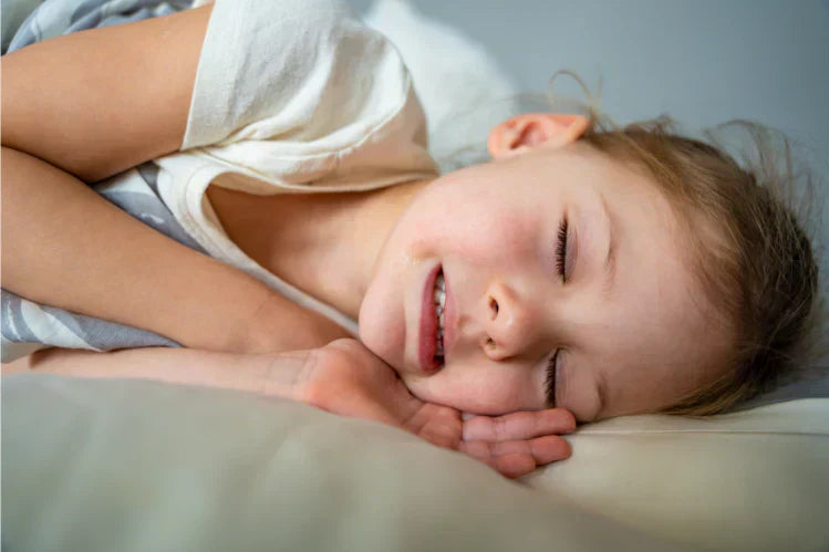 Seorang kanak-kanak dengan rahang mengetap, mengetap gigi ketika tidur.