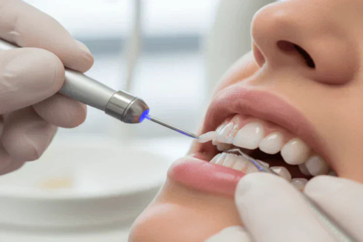 Seorang doktor gigi mengikat gigi yang sumbing dan retak