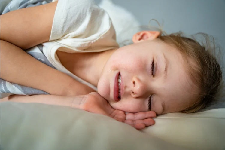 Seorang gadis kecil mengetap gigi dalam tidur