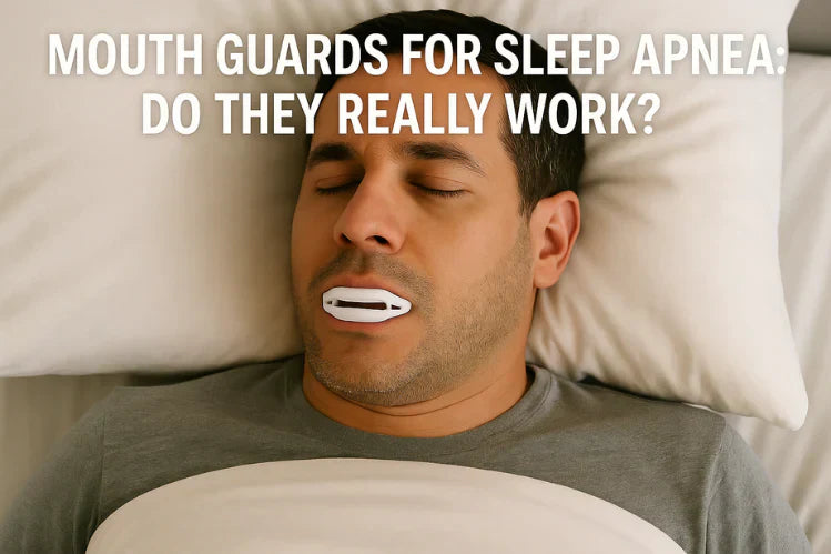 Seorang lelaki tidur dengan pelindung mulut malam