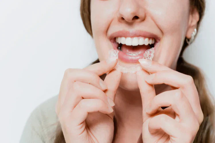 Seorang wanita memakai penjajar yang jelas.