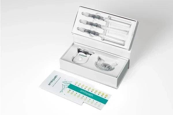 Kit Pemutihan Gigi Smilepath pada Latar Belakang Putih