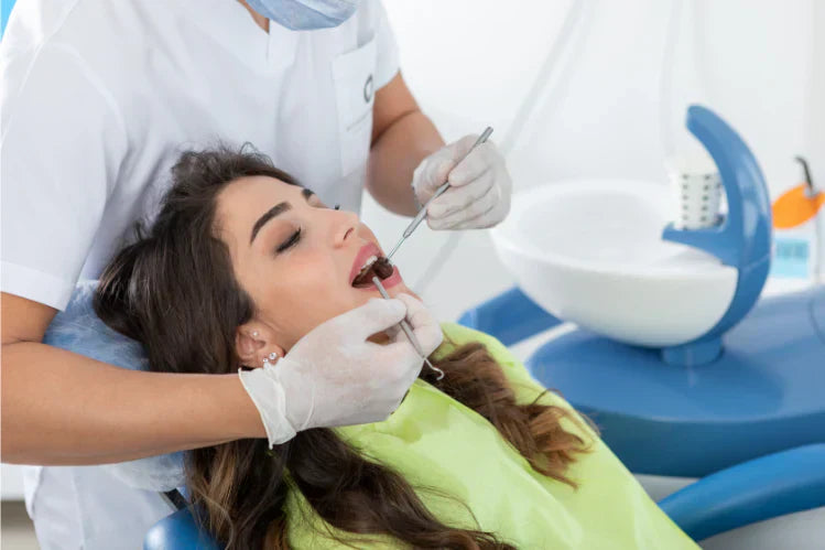 Seorang doktor gigi melakukan pemeriksaan mulut