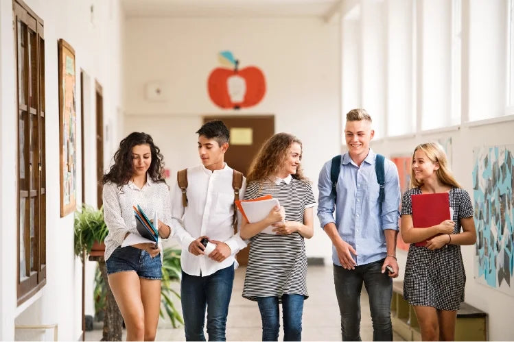 Remaja berjalan di lorong