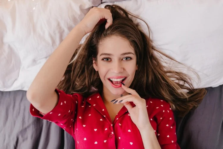 Seorang gadis muda dengan senyuman sempurna